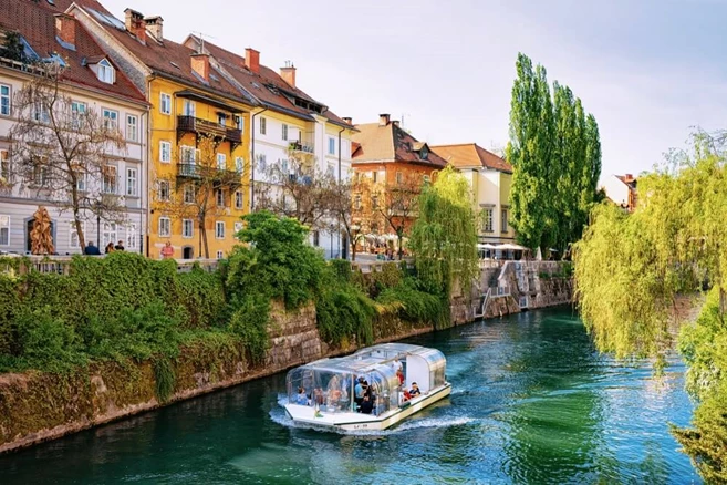 El río de Ljubljanica en el viaje por los Balcanes