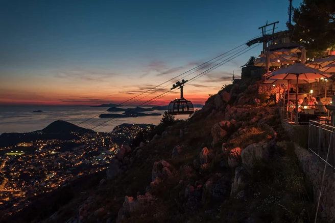 Teleférico en Dubrovnik en circuito por los Balcanes